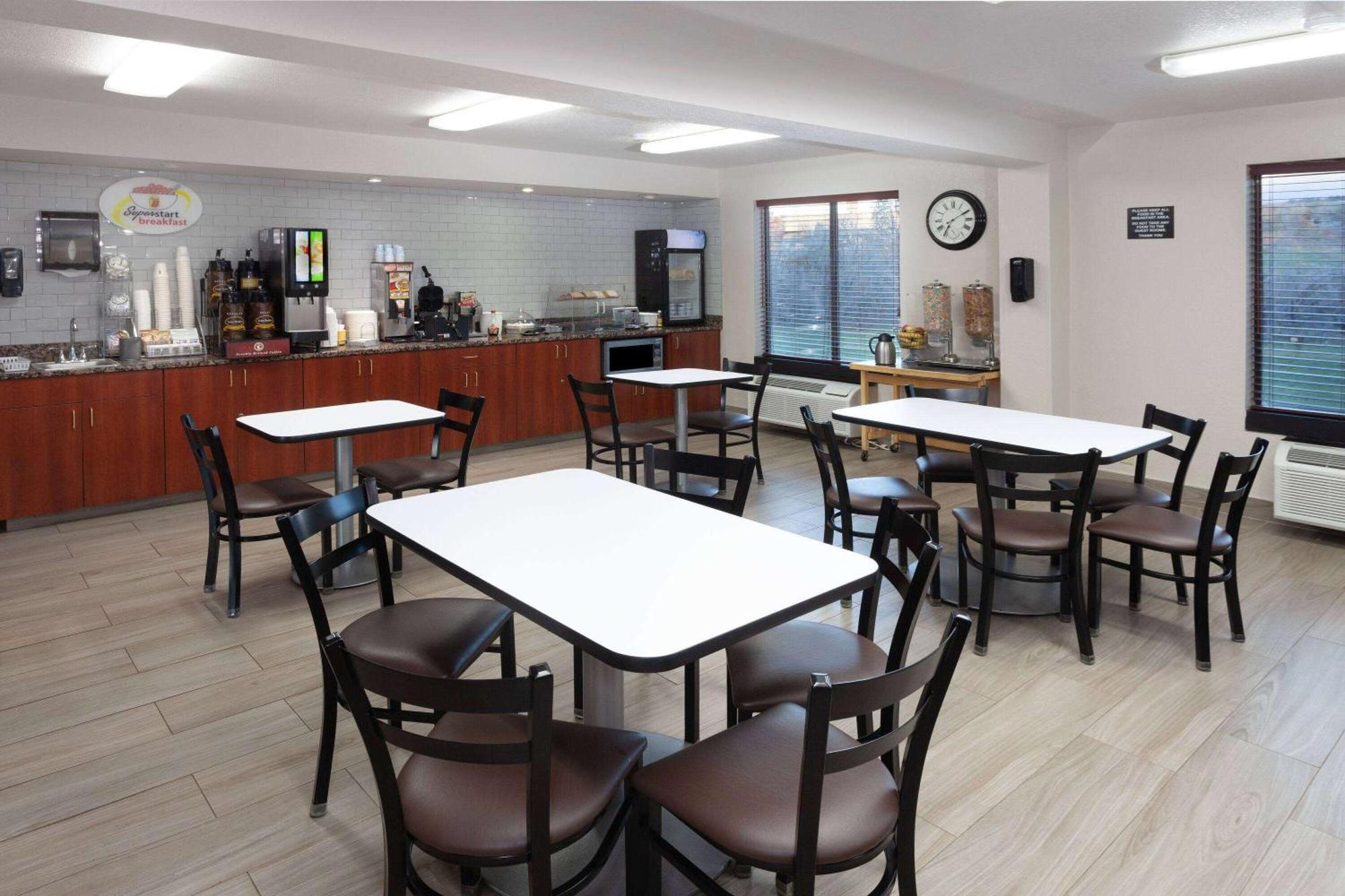 Super 8 By Wyndham Wausau Exteriér fotografie